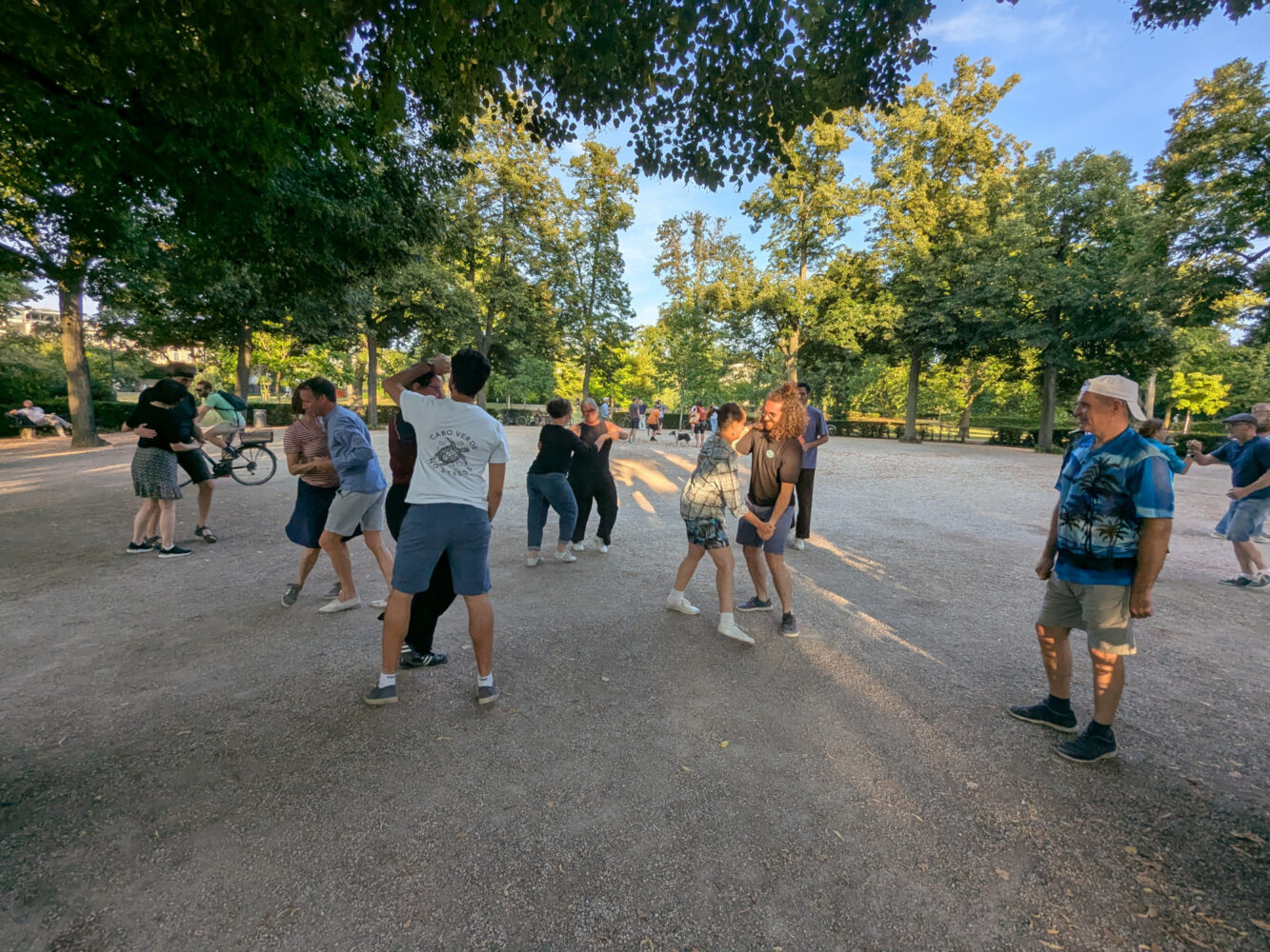 Viele Tänzer*innen bei einem Outdoor Social in Darmstadt