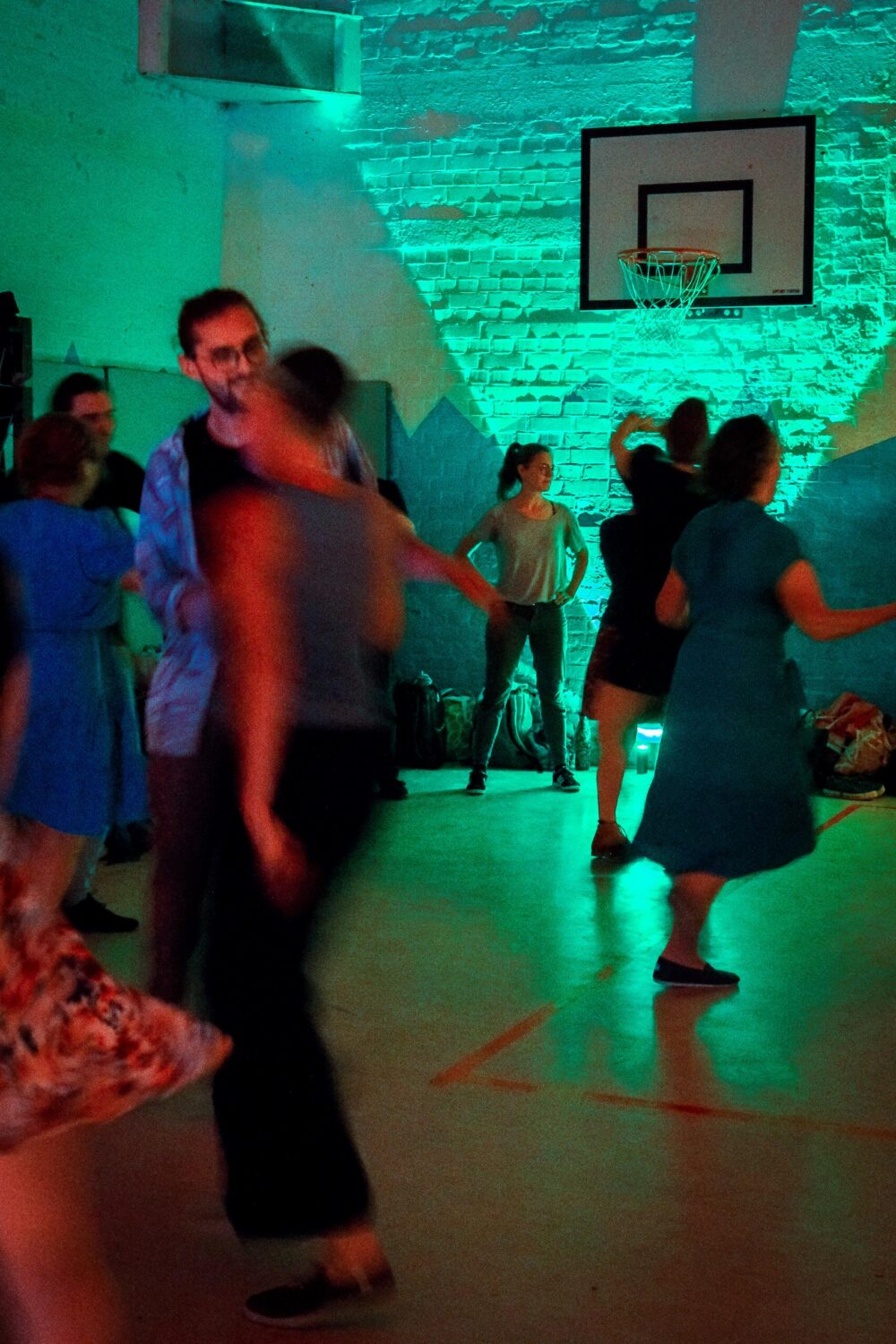 Tänzer*innen bei einem abendlichen Social Dance